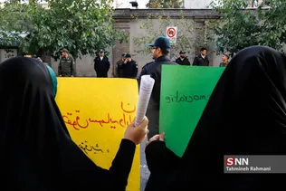 تجمع دانشجویان در مقابل سفارت فرانسه