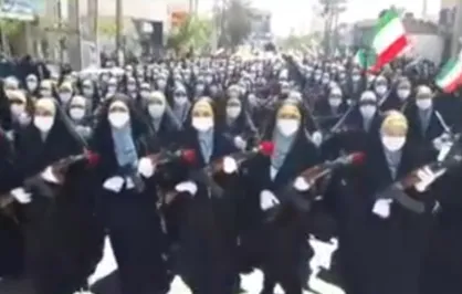 اجتماع دختران ساوه در بیعت با رهبر انقلاب/سلاح به دست در میدان حاضریم