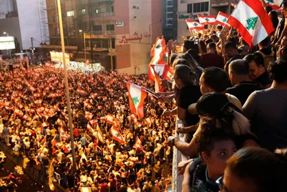 واکنش جالب به خبرنگار زن العربیه وسط تظاهرات لبنان!/ با خبرنگار اینترنشنال هم همین کار را بکنید!