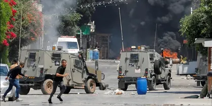 جوانان فلسطینی یک خودروی نظامی اشغالگران را واژگون کردند