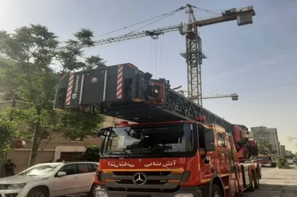 احتمال سقوط یک دکل در خیابان انقلاب
