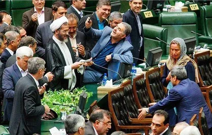 فیلم/ سلفی&zwnj;گرفتن نمایندگان مجلس با موگرینی پس از مراسم تحلیف