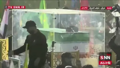 پیکر مطهر رهبر شهید انقلاب اسلامی در جمع خیل عظیم عزاداران عراقی در مسیر تشییع نجف اشرف