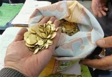دستگیری باند فروش سکه تقلبی در مشهد / طلافروش مشهدی نقاب از باند سکه تقلبی برداشت