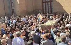 تشییع پیکر مرحوم محمد کاسبی از حوزه هنری به سوی بهشت زهرا