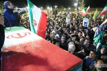 فریاد بیعت با رهبر معظم انقلاب از دل کویر ایران/ بیرجند یکصدا &laquo;لبیک یا خامنه ای&raquo; شد+ فیلم