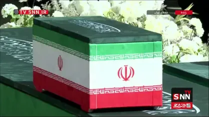 پدر شهیده زهرا محمدی گلپایگانی نوه ۱۴ ماهه رهبر شهید انقلاب اسلامی در لحظات اقامه نماز بر پیکر دخترش