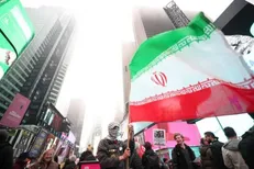 تظاهرات آمریکایی‌ها علیه جنگ با ایران/ پرچم ایران و تصاویر سردار سلیمانی در نیویورک