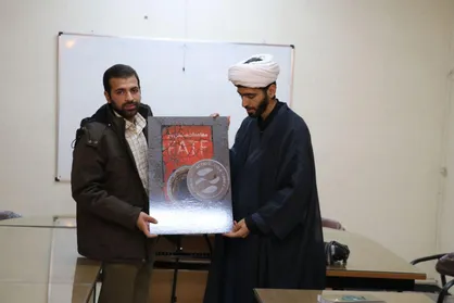بسیج دانشجویی دانشگاه اصفهان پوستر معاهدات مشکل دار FATF را به جهانگیری اهدا کرد