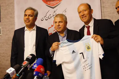 کالدرون: می&zwnj;دانم برد در &laquo;دربی&raquo; برای هواداران پرسپولیس مزه دیگری دارد / حمایت علی پروین باعث افتخار است