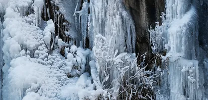 آبشار گنجنامه همدان یخ زد