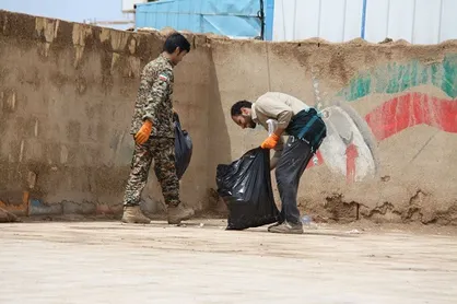 دانشجویان خوزستانی در کمیته خادمین یادمان شهدای هویزه به سیل&zwnj;زدگان خدمت&zwnj;رسانی می&zwnj;کنند/ تا آخرین روز در کنار مردم می&zwnj;مانیم +تصاویر