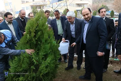 فرهاد رهبر یک اصله نهال در دانشگاه آزاد اسلامی واحد تبریز غرس کرد