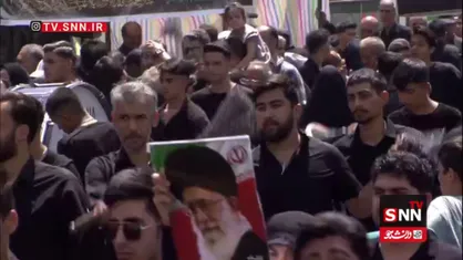 قدم بر می&zwnj;دارم با عکس رهبر شهیدم