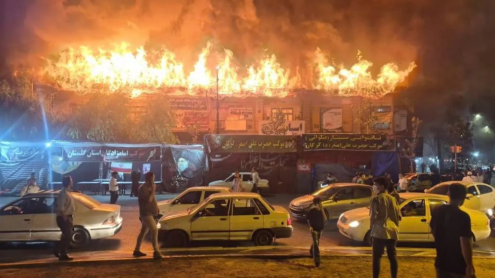 آتش‌سوزی گسترده در مغازه‌های اطراف میدان شهرداری گرگان/ حضور مسئولان قضایی استان در محل حادثه و صدور دستورات قضایی + فیلم