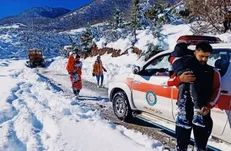 اسکان اضطراری بیش از ۱۲۰۰ نفر در برف و کولاک جاده‌های خراسان