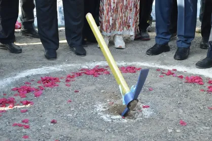 کلنگ&zwnj;زنی زیرگذر حاجی&zwnj;خادمی و افتتاح سرای دانشجویی دختران در میناب