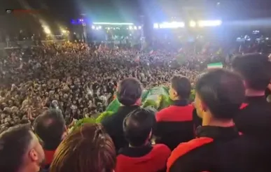 سردادن شعار «ایرانی باغیرت» در میدان انقلاب توسط مردم تهران