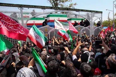بار ترافیکی آزادراه خلیج فارس؛ زائران در مسیر تشییع تاریخی رهبر انقلاب در قم + فیلم