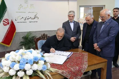 امضای دفتر یادبود شهدای هسته&zwnj;ای؛ راه دانشمندان شهید ادامه دارد