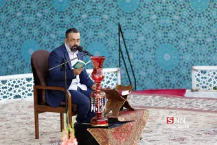 حاج محمود کریمی در حال قرائت دعای عرفه در حرم مطهر رضوی