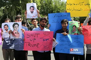 تجمع اعتراضی دانشجویان در پی بازرسی بازرسان آژانس بین‌المللی انرژی اتمی از دانشگاه‌ها