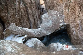 غار یخی چما در مجاورت روستای شیخ علیخان در فاصله 25 کیلومتری چلگرد از توابع بخش مرکزی شهرستان کوهرنگ استان چهارمحال و بختیاری قرار دارد هر ساله مردمان بسیاری از آنجا دیدن میکنند. آب های ذوب شده ازیخ های  زردکوه بختیاری به سرچشمه ها و رودها سرازیر می شوند که یکی از مهمترین آن رود کارون است