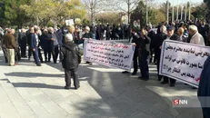 پرسنل بازنشسته دانشگاه فردوسی در اعتراض به پرونده زمین‌های شاندیز تجمع کردند
