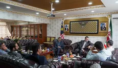 هیأت قرآنی اعزامی به مسابقات بین المللی مالزی با سفیر کشورمان دیدار کردند