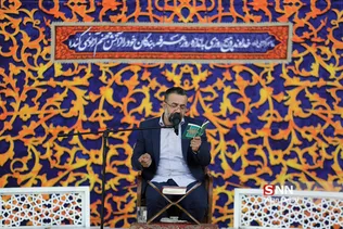 حاج محمود کریمی در حال قرائت دعای عرفه در حرم مطهر رضوی