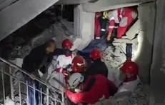 حمله هوایی دشمن آمریکایی-صهیونی به یک منطقه مسکونی در ارومیه و تلاش امدادگران هلال احمر برای امدادرسانی به هموطنان آسیب‌دیده
