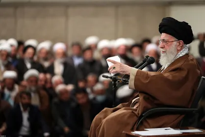 مشکلات کشور باید عالمانه حل شود/ چرا رهبر شهید دانشگاه را &laquo;قوه عاقله کشور&raquo; می&zwnj;داند؟