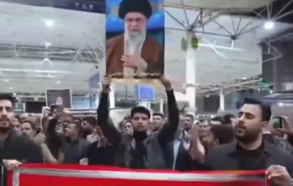 حضور مقتدی صدر در مجلس سوگواری شهادت امام خامنه&zwnj;ای در حرم مولا امیرالمومنین حضرت علی علیه السلام