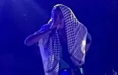 کنسرت خواننده رپ با چفیه و پرچم فلسطین در قلب پاریس + عکس