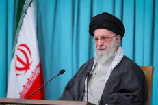 رهبر شهید انقلاب: قبول مذاکره‌ای که با تهدید همراه است را هیچ ملت با شرفی انجام نمی‌دهد+فیلم