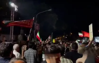دمام&zwnj;زنی و پرچم&zwnj;گردانی دانشجویان دانشگاه هنر در خیابان کشوردوست؛ در جوار محل شهادت رهبر معظم انقلاب. ۱۴۰۵/۲/۲۴