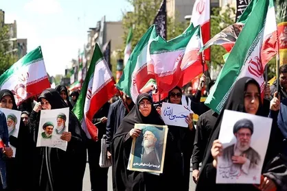 فدایی&zwnj;های جانِ ایران در عزای پدر ملت | مراسم عزاداری مردم مشهد در اربعین رهبر شهید + فیلم