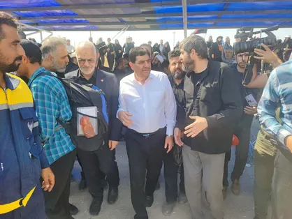 گفتگوی معاون اول رئیس جمهور در ریل&zwnj;باس شلمچه با زائران