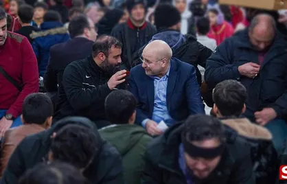 حضور خانوادگی رئیس مجلس شورای اسلامی در شب یلدا و در جمع خانواده&zwnj;ی بهشت در تکیه مرتضی علی و همنشینی با آسمان خواب&zwnj;ها