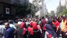 حضور اعتراضی هوادران مقابل باشگاه پرسپولیس