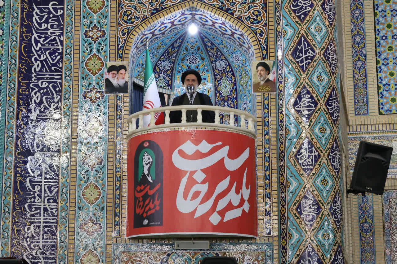 امام جمعه گرمی: دلار آمریکایی مانند سرباز آمریکا در خیابان‌های کشور رژه می‌رود و جیب مردم را خالی می‌کند