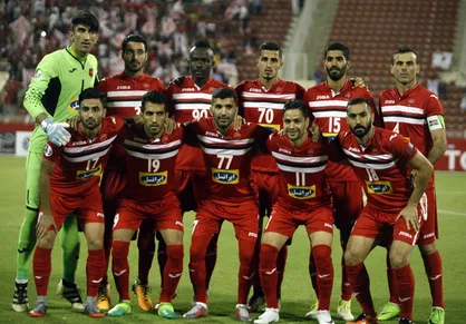 بلاتکلیفی هواداران پرسپولیس پشت درهای بسته ورزشگاه آزادی