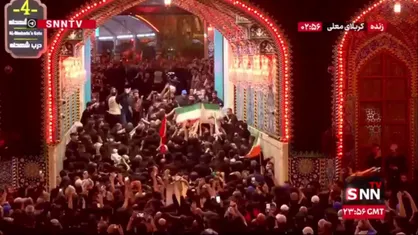 تبرک جستن عاشقان امام شهید از پیکر مطهرش/ پیکر رهبر شهید بر دوش خیل زائران در حال حمل است