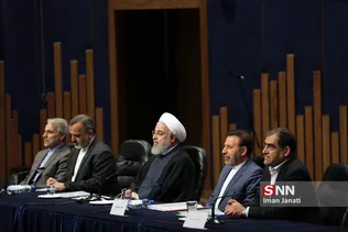 از سمت راست دکتر قاضی زاده هاشمی وزیر بهداشت ، محمود واعظی رئیس دفتر رئیس جمهور ، حسن روحانی رئیس جمهور ، علیرضا رشیدیان استاندار خراسان رضوی و محمد باقر نوبخت سخنگوی دولت 