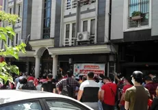 تجمع هواداران پرسپولیس مقابل فدراسیون فوتبال/ شعار تند جلوی چشم عزیزی خادم/ تشویق شدید علی کریمی! + عکس