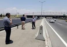 گاردریل‌های میانی بزرگراه آزادگان جمع‌آوری می‌شود