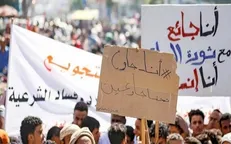 آتش زدن تصاویر «هادی» در تعز یمن/ معترضان خواستار اخراج ائتلاف سعودی هستند