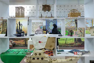 نمایشگاه دائمی دست سازه های زنان زندانی در محوطه داخلی زندان- کارگاه های مختلفی برای مهارت آموزی زندانیان ایجاد شده است که زنان زندانی پس از پشت سر گذاشتن دوره‌های آموزشی رایگان، در ازای انجام  آن مهارت، حقوق دریافت می‌کنند.