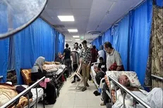 متجاوزان به سمت کسانی که از بیمارستان شفا خارج می‌شوندشلیک می‌کنند
