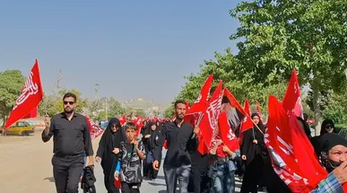 از ری تا کربلا پرچم خونخواهی نماد اربعین امسال شده است + فیلم